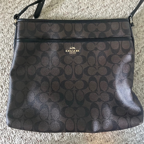 Coach Signature C Crossbody – Classic Style - Picture 1 of 2